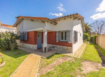 Casa · 106m² · 4 Ambientes · 2 Cocheras · Casa con Amplio Lote Venta, Burzaco. Zona Colegios