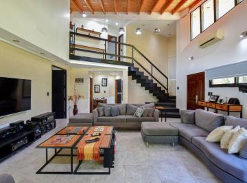 Casa · 250m² · 6 Ambientes · 3 Cocheras · Casa de Categoría en Venta, La Plata, Los Naranjos