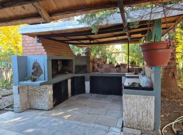Casa · 35m² · 3 Ambientes · 2 Cocheras · Venta Casa Quinta con Pileta y Quincho. Guaymallén