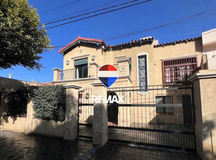 Casa · 374m² · 7 Ambientes · 3 Cocheras