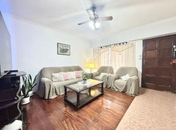 Casa · 200m² · 5 Ambientes · 1 Cochera · Casa en Venta 5 Amb - Cochera - Patio V. Alsina