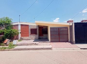 Casa · 101m² · 5 Ambientes · 1 Cochera · Venta Casa 2 Dorm. Patio Cochera Guaymallen
