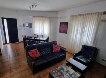 Casa · 126m² · 4 Ambientes · 1 Cochera · Venta Casa 4 Ambientes con Patio y Terraza en Monte Castro