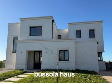 Casa · 660m² · 4 Dormitorios · 2 Cocheras · Casa en Santa Ana