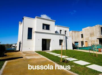Casa · 660m² · 4 Dormitorios · 2 Cocheras · Casa en Santa Ana
