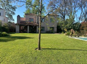Casa · 214m² · 5 Ambientes · 2 Cocheras · Casa en Alquiler Temporario, 4 Dorm. en Pilar - La Pilarica, con Jardín