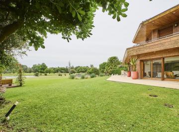 Casa · 385m² · 6 Ambientes · 5 Cocheras · Venta Casa 6 Ambientes en Club de Campo Hacoaj Ubicación Privilegiada con Mucha Intimidad