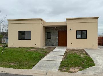 Casa · 142m² · 4 Ambientes · 3 Cocheras · Casa en Venta en Barrio Privado Santa Elisa, Pilar del Este.