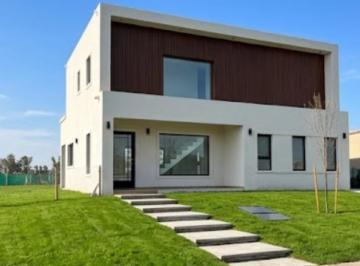 Casa · 147m² · 5 Ambientes · 3 Cocheras · Casa en Venta en Barrio Privado Santa Sofia, Pilar del Este.