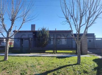 Casa · 126m² · 3 Ambientes · 2 Cocheras · Cas en Venta con Piscina y Amplio Terreno en Funes City