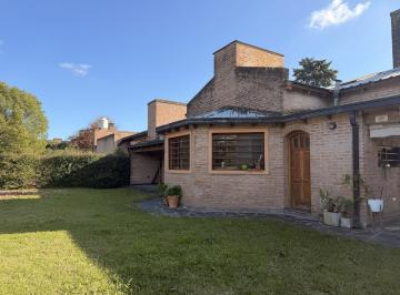 Casa · 197m² · 5 Ambientes · 5 Cocheras · Casa en Venta en Villa Elisa