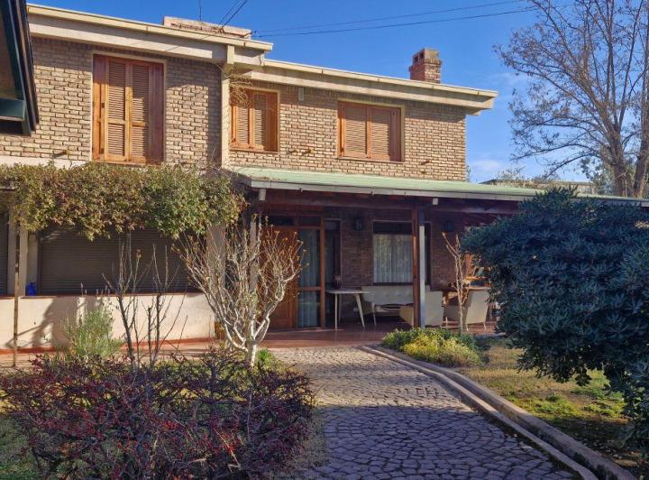 Casa · 400m² · 10 Ambientes · 4 Cocheras