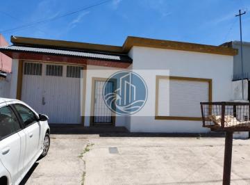 Casa · 80m² · 3 Ambientes · 1 Cochera · Casa en Venta 3 Ambientes, con Jardin y Garage