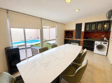 Casa · 150m² · 3 Ambientes · 1 Cochera · Duplex en Venta en Urca - 3 Dorm. - Sute - Pileta
