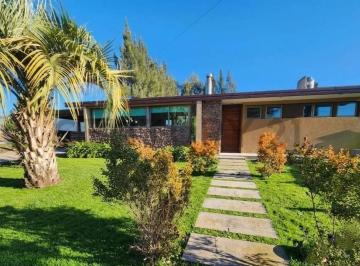 Casa · 100m² · 2 Dormitorios · 2 Cocheras · Mores E/ Ruta 215 y Pedro Curie - Venta de Casa en Brandsen