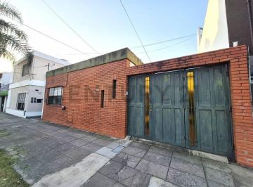 Casa · 72m² · 4 Ambientes · 1 Cochera · Venta Casa Cuatro Ambientes Sobre Lote Propio en Castelar