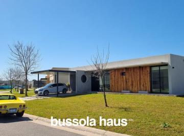 Casa · 650m² · 4 Ambientes · 2 Cocheras · Casa en Alquiler en Una Planta en El Molino Haras Santa Maria