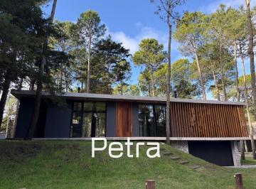 Casa · 905m² · 5 Ambientes · 3 Cocheras · Casa en Venta en Carilo