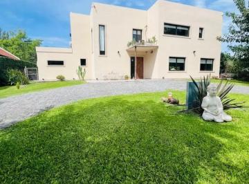 Casa · 220m² · 5 Ambientes · 4 Cocheras · Hermosa Casa Tipo Chalet en Venta en Altos de Manzanares