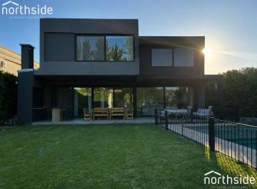 Casa · 280m² · 5 Ambientes · 2 Cocheras · Casa en Venta en B° Lagos del Norte