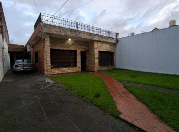 Casa de 3 ambientes, Tres de Febrero · Casa de 450 m² con 2 Dorm. en Venta en Martín Coronado