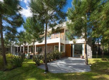 Casa · 325m² · 7 Ambientes · 2 Cocheras · Casa Moderna a Pasos de La Playa en Venta