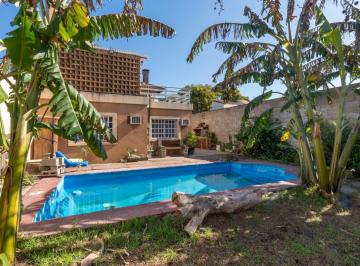 Casa · 185m² · 5 Ambientes · 3 Cocheras · Casa de 2 Plantas con Doble Patio, Pileta, Doble Terraza y 3 Cocheras a 2 Cuadras de Ruta 202!