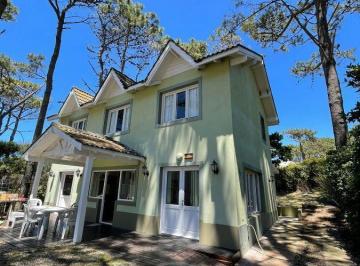 Casa · 135m² · 4 Ambientes · 2 Cocheras · Casa en Venta de 3 Dorm. – Mar Azul