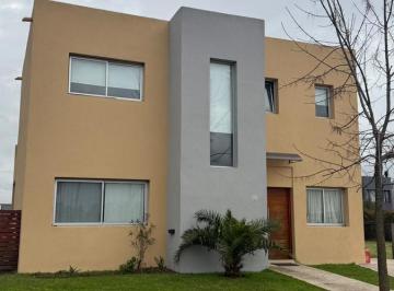 Casa · 125m² · 4 Ambientes · 2 Cocheras · Casa en Venta con Pileta y 2 Amarras Propias en Barrio Privado Vila Marina I, Dicque Lujan