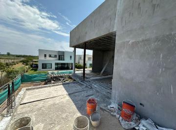 Casa · 180m² · 5 Ambientes · 2 Cocheras · Casa en Venta en Araucarias, Puertos, Escobar