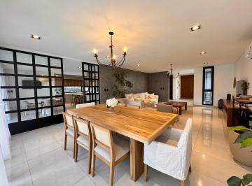 Casa · 320m² · 5 Ambientes · 2 Cocheras · Espectacular Casa en Venta Barrio Privado