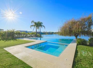Casa · 900m² · 5 Ambientes · 3 Cocheras · Casa Amoblada con Vista Al Lago Barrio Vistas