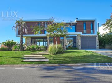 Casa · 900m² · 5 Ambientes · 3 Cocheras · Casa Amoblada con Vista Al Lago Barrio Vistas