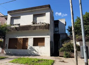 Casa de 5 ambientes, Mataderos · Pje. Chamical 5040, Mataderos - Casa en Esquina a Reciclar