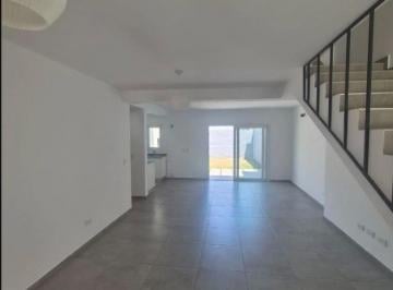 Casa · 165m² · 5 Ambientes · 1 Cochera · Dúplex 3d en Alquiler en La Calandria.