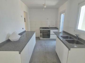 Casa · 165m² · 5 Ambientes · 1 Cochera · Dúplex 3d en Alquiler en La Calandria.