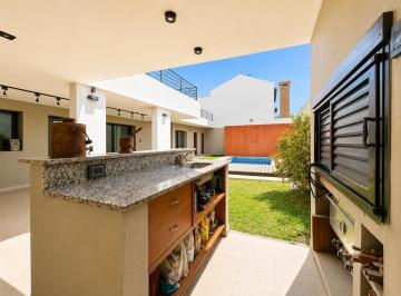 Casa · 320m² · 3 Dormitorios · 2 Cocheras · Casa en Tejas del Sur I