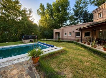 Casa · 380m² · 8 Ambientes · 3 Cocheras · Casa de 4 Dorm. en Campos de Roca I