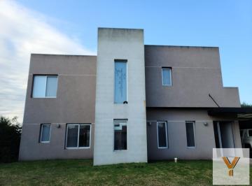 Casa · 200m² · 5 Ambientes · 2 Cocheras · Casa en Venta - 4 Dorm. 3 Baños - Cochera - 858 m² - Tigre
