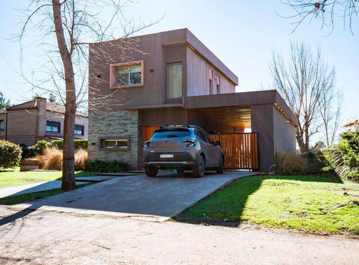 Casa · 180m² · 5 Ambientes · 2 Cocheras