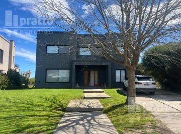 Casa · 201m² · 5 Ambientes · Casa en Venta de 4 Dorm. en El Cantón Golf