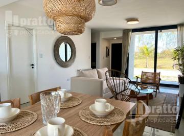 Casa · 132m² · 4 Ambientes · 1 Cochera · Sunny Complejo de Casas en Camino de Los Remeros