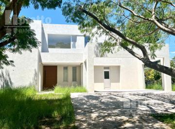 Casa · 200m² · 5 Ambientes · Casa en Venta de 3 Dorm. en El Cantón Norte