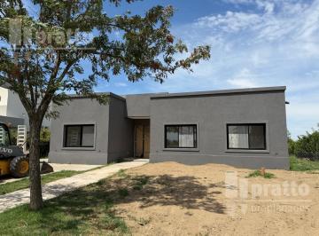 Casa · 160m² · 4 Ambientes · 2 Cocheras · Casa en Venta de 3 Dorm. en El Cantón Islas