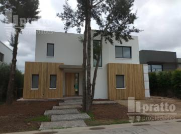 Casa · 239m² · 7 Ambientes · Casa en Laguna Grande Sobre Lote Interno