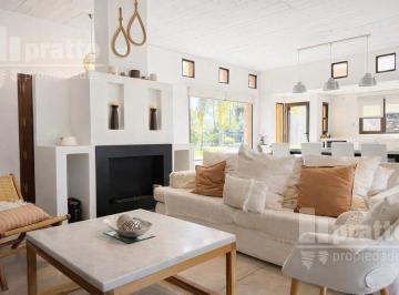 Casa · 148m² · 4 Ambientes · Casa en Venta Barrio Acacias Blancas