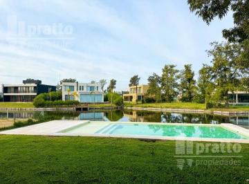 Casa · 270m² · 7 Ambientes · 2 Cocheras · Casa en Venta de 4 Dorm. en Laguna Grande