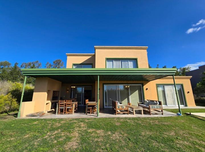 Casa · 300m² · 5 Ambientes · 2 Cocheras