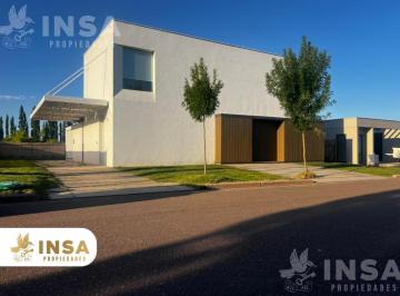 Casa · 160m² · 4 Ambientes · 2 Cocheras · Casa en Barrio Privado La Toscana