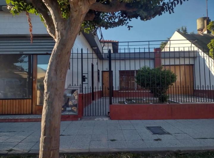 Casa · 50m² · 4 Ambientes · 2 Cocheras